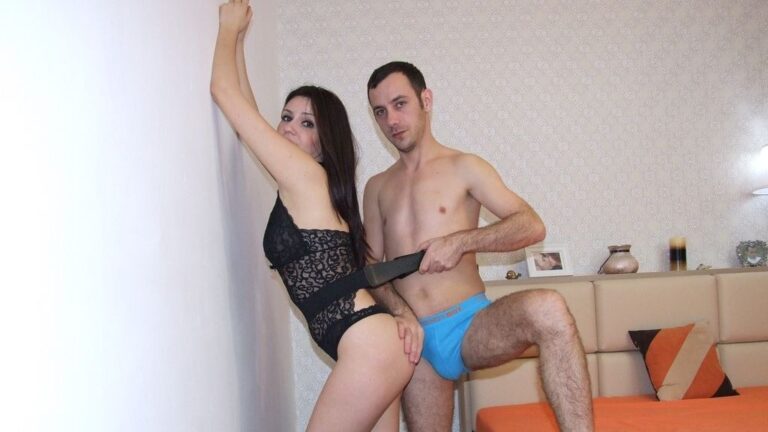 img-couple-profile-picture-examples-to-avoid-1